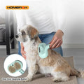 Femme qui toilette son chien avec la brosse vapeur PawlyAmigos — pelage brillant et soyeux